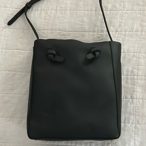 NISOLO Simone Crossbody Shopper in Black